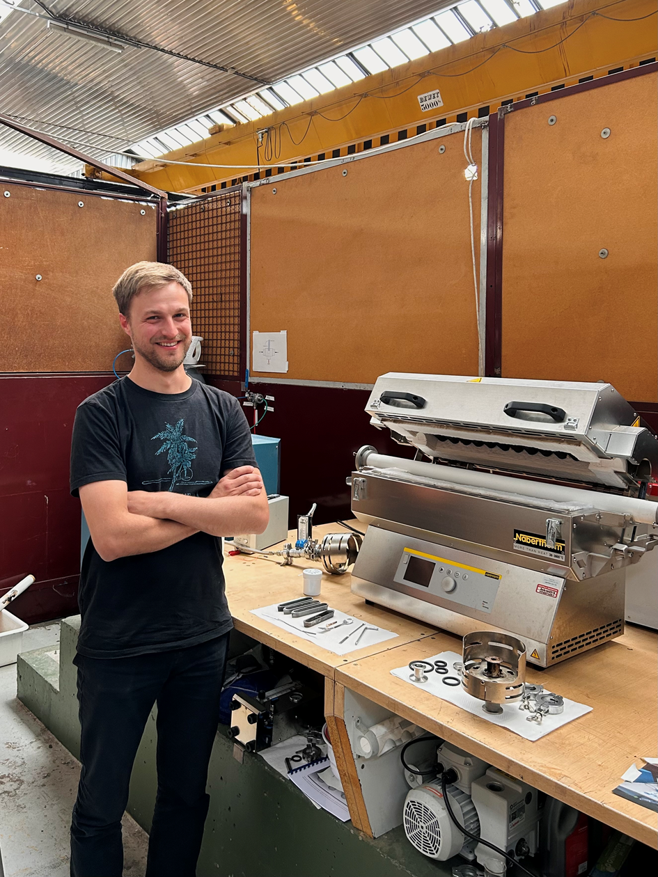 Image représentant Grégory Bataillou chercheur au laboratoire ampère à Centrale Lyon et post-doctorant centralien à côté d’un four pour le projet environnemental Valotexchar pour la dépollution des fonds marins 