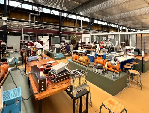 Image du laboratoire Ampère représentant des étudiants centraliens lors d'un cours de travaux dirigés